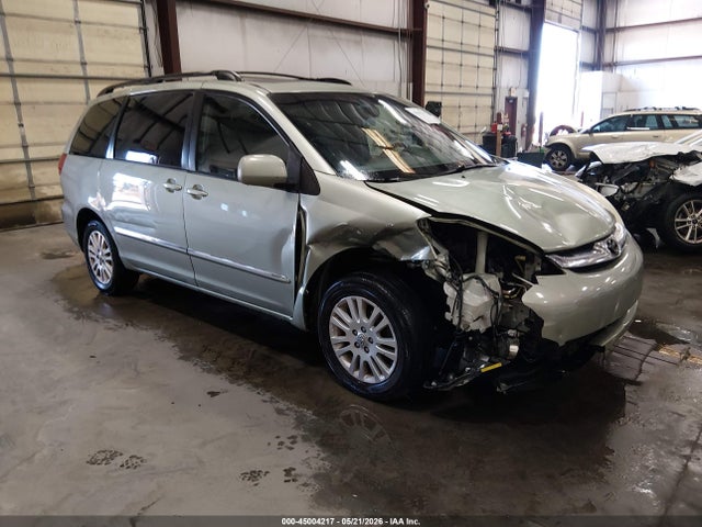 Salvage Toyota Sienna Image