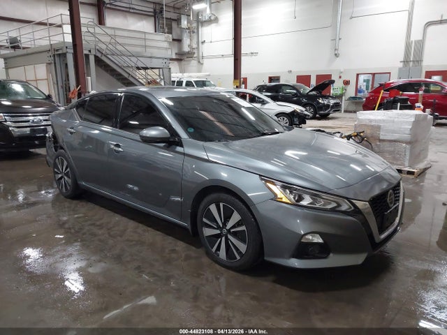 Salvage Nissan Altima Image