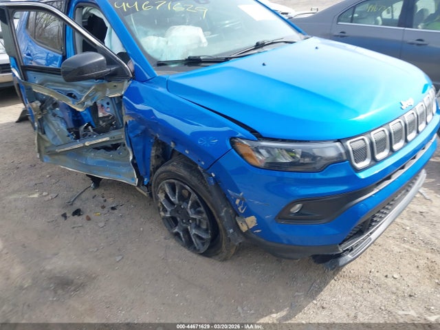 Salvage Jeep Compass Image