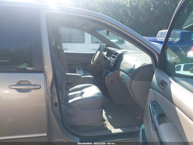 Toyota Sienna Le