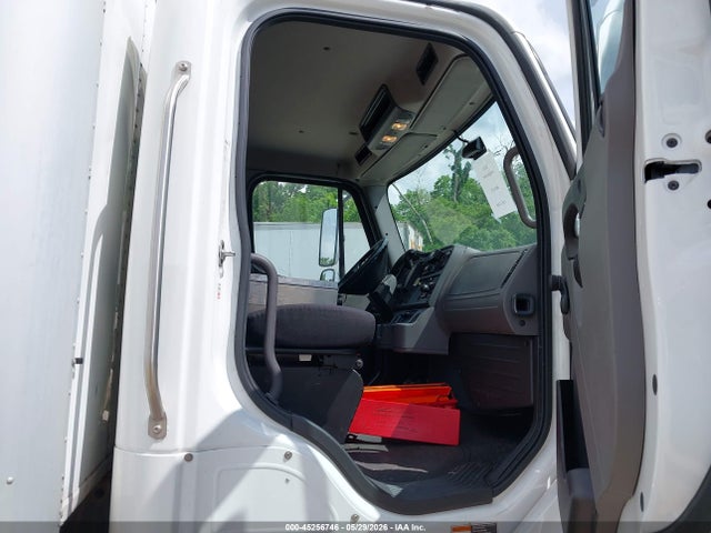 Freightliner M2 106