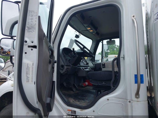 Freightliner M2 106