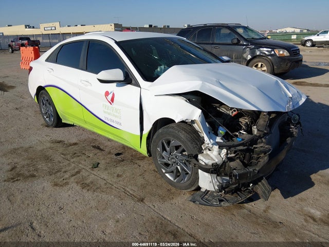 Salvage Hyundai ELANTRA Image