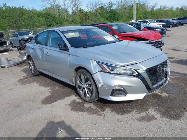 Salvage Nissan Altima Image