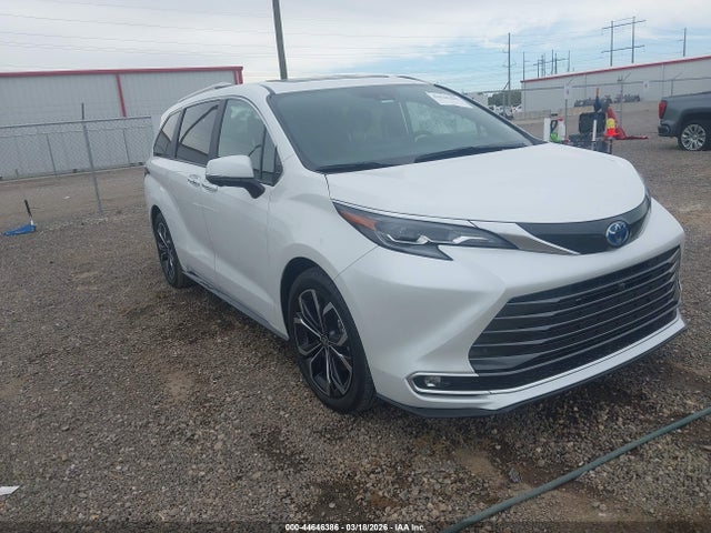 Salvage Toyota Sienna Image