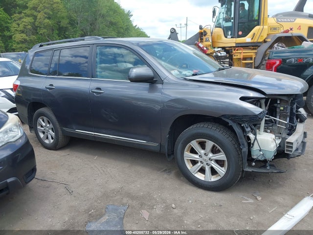 Salvage Toyota Highlander Image