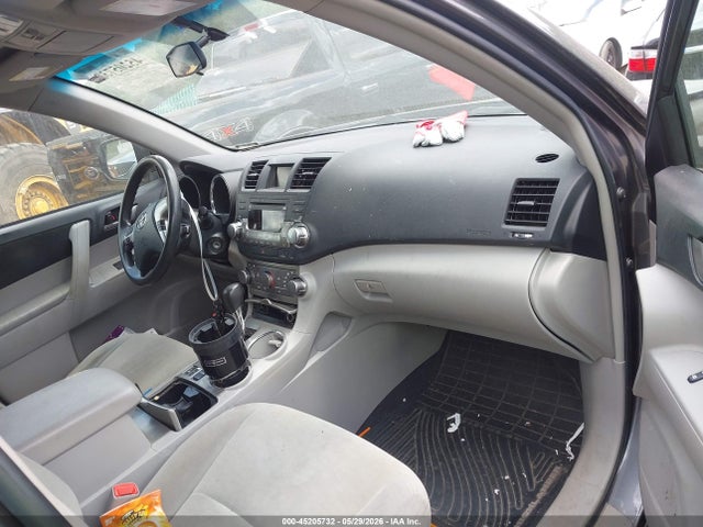 Toyota Highlander Base V6