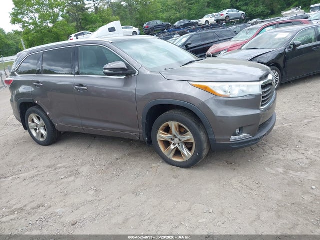 Salvage Toyota Highlander Image
