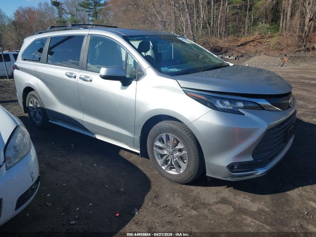 Salvage Toyota Sienna Image