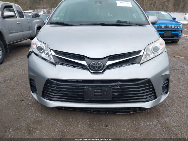 Toyota Sienna Le 8 Passenger