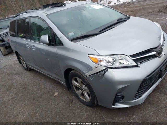 Salvage Toyota Sienna Image