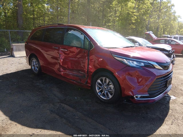 Salvage Toyota Sienna Image