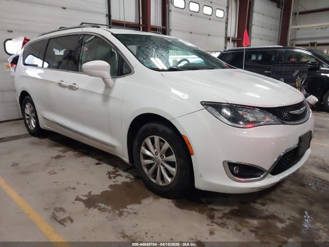 Salvage Chrysler Pacifica Image
