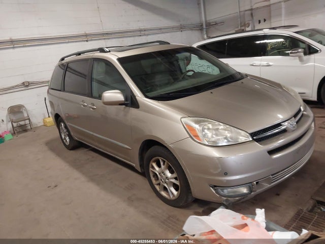 Salvage Toyota Sienna Image