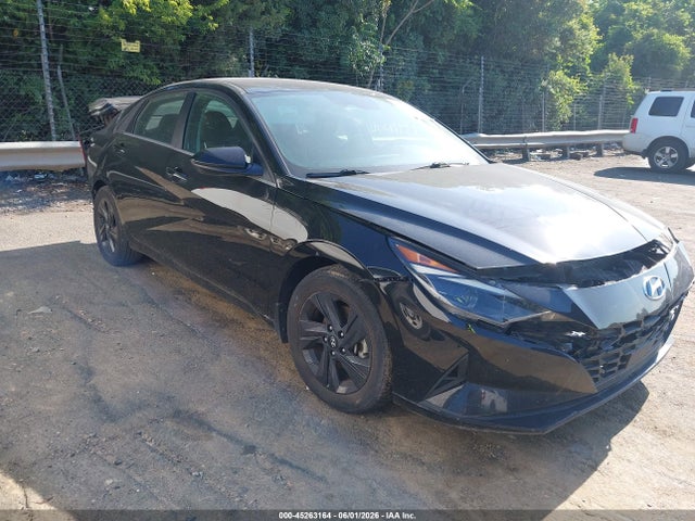 Salvage Hyundai ELANTRA Image