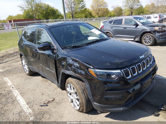 Salvage Jeep Compass Image