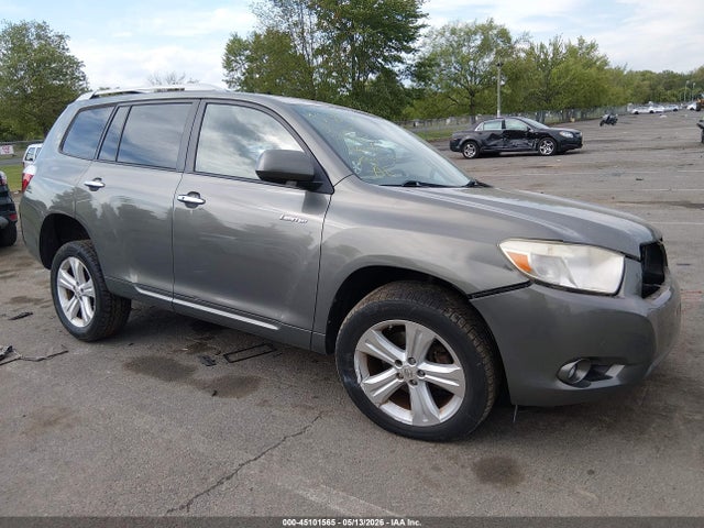 Salvage Toyota Highlander Image