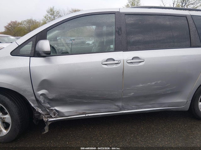 Toyota Sienna Le V6