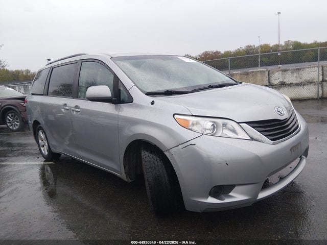 Salvage Toyota Sienna Image