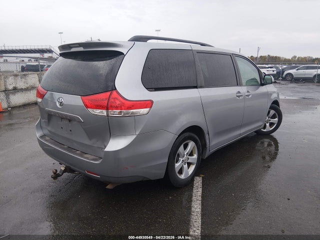 Toyota Sienna Le V6