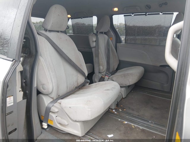 Toyota Sienna Le V6