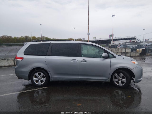 Toyota Sienna Le V6