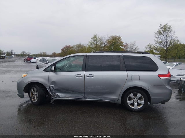 Toyota Sienna Le V6