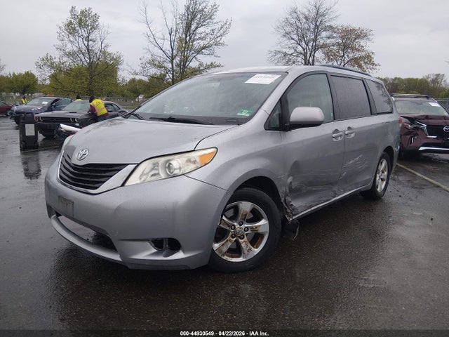 Toyota Sienna Le V6