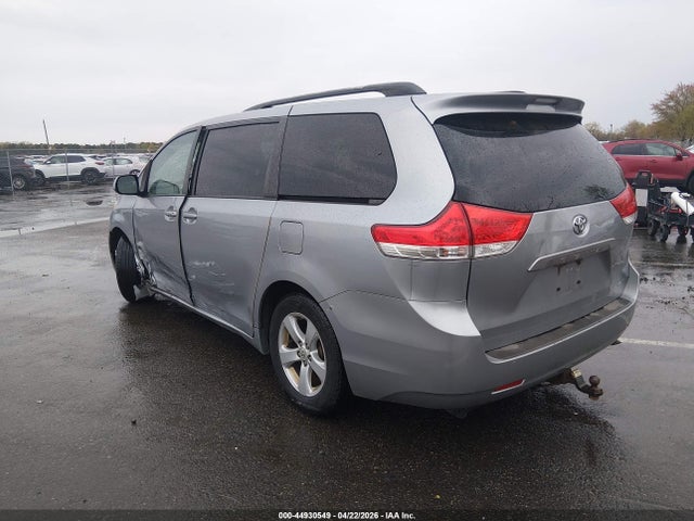 Toyota Sienna Le V6