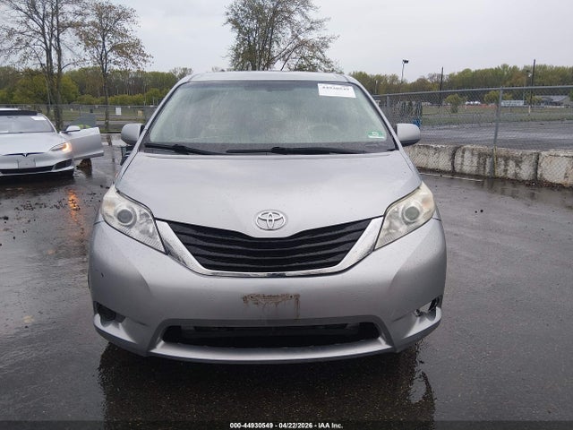 Toyota Sienna Le V6