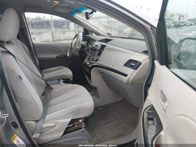 Toyota Sienna Le V6