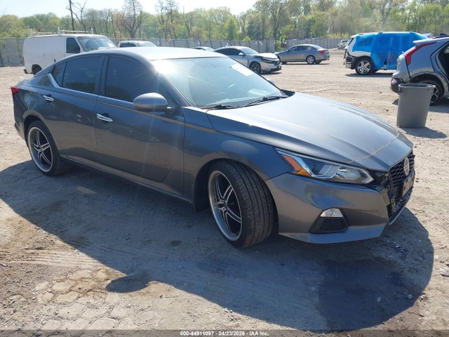 Salvage Nissan Altima Image