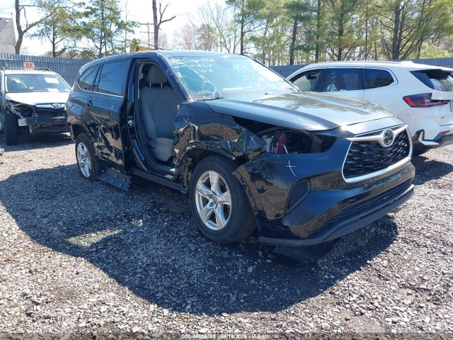 Salvage Toyota Highlander Image