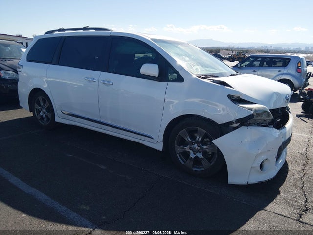 Salvage Toyota Sienna Image