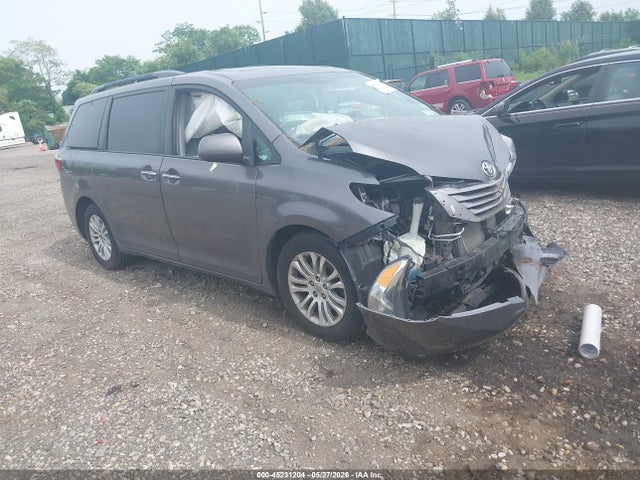 Salvage Toyota Sienna Image