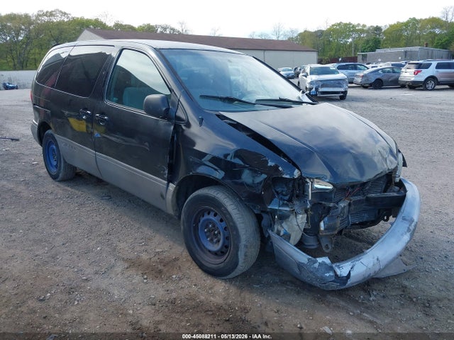 Salvage Toyota Sienna Image
