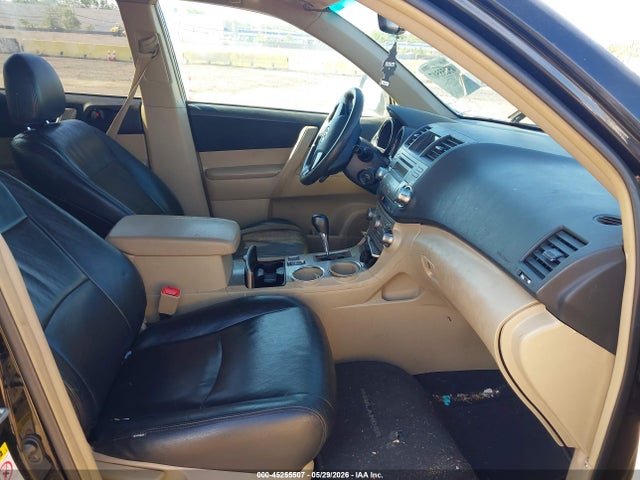 Toyota Highlander Base V6