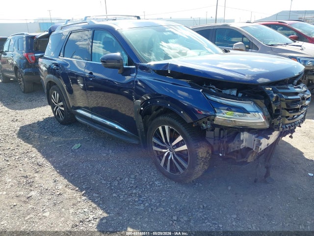 Salvage Nissan Pathfinder Image
