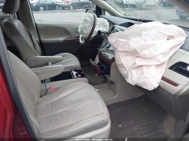 Toyota Sienna Limited V6 7 Passenger