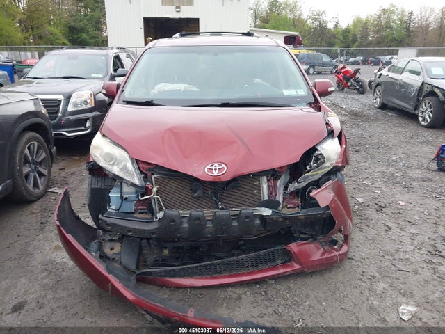 Toyota Sienna Limited V6 7 Passenger