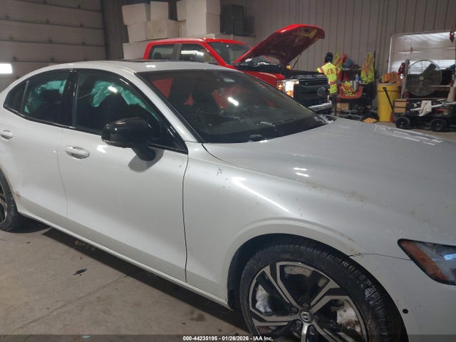 Volvo S60 B5 Plus Dark Theme