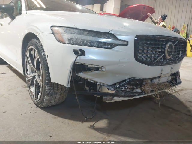 Volvo S60 B5 Plus Dark Theme