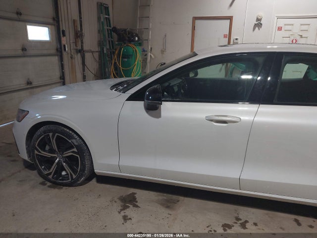 Volvo S60 B5 Plus Dark Theme