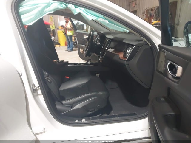 Volvo S60 B5 Plus Dark Theme