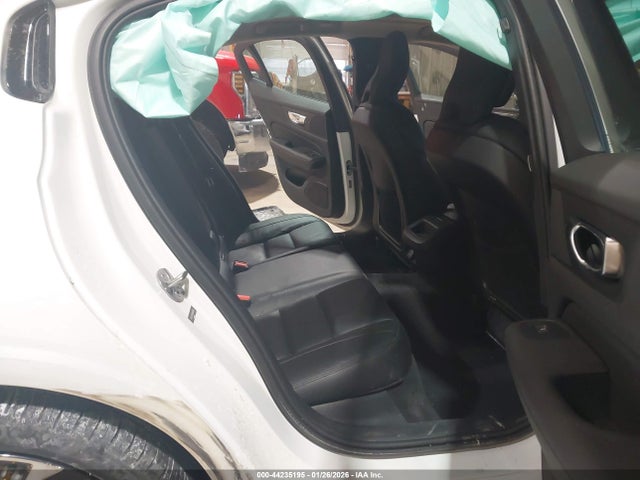 Volvo S60 B5 Plus Dark Theme