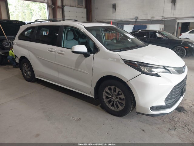 Salvage Toyota Sienna Image