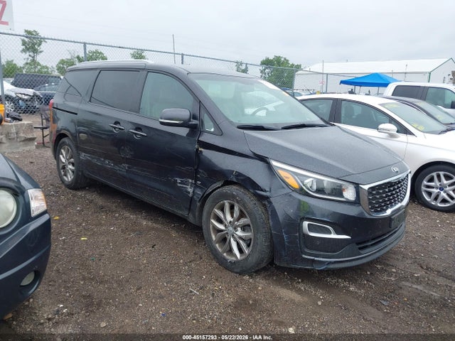 Salvage Kia Sedona Image