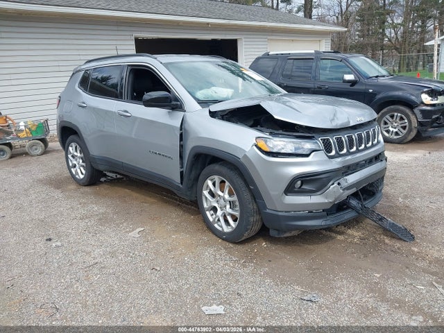 Salvage Jeep Compass Image