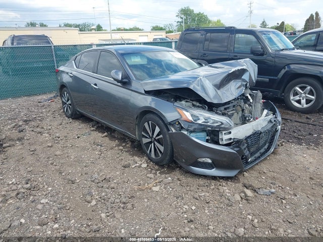Salvage Nissan Altima Image