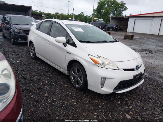 Salvage Toyota Prius Image